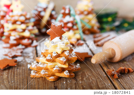 Homemade baked Christmas gingerbread tree on vintage wooden back 18072841