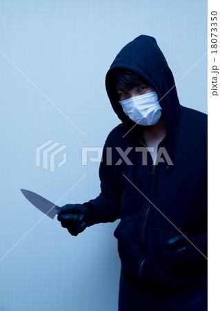 男性1人 (凶器 凶悪犯 泥棒 犯罪 違法 犯人 悪人 盗難 マスク 変装 容疑者 事件 犯罪者) 18073350