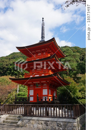 京都の世界遺産「清水寺」：朱が美しい子安塔 18073497