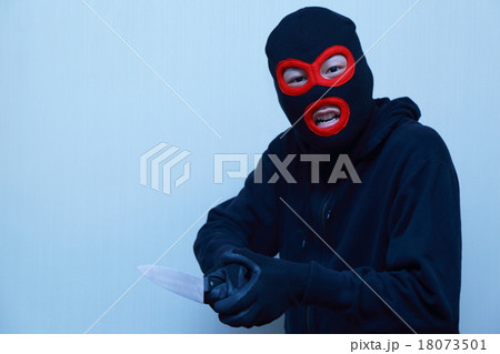 男性1人 凶器 凶悪犯 泥棒 犯罪 違法 犯人 悪人 盗難 目出し帽 変装 容疑者 事件 犯罪者 の写真素材