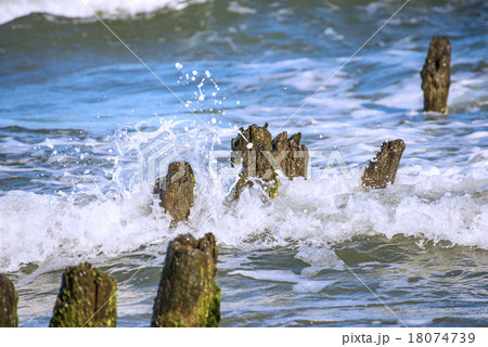 Baltic Sea with groynes and surf 18074739