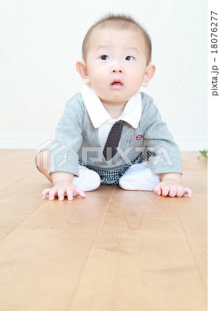 6か月の可愛い男の赤ちゃんの写真素材