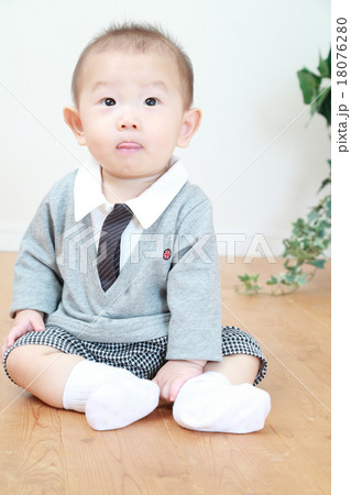 6か月の可愛い男の赤ちゃん 6か月の可愛い男の赤ちゃん 18076280