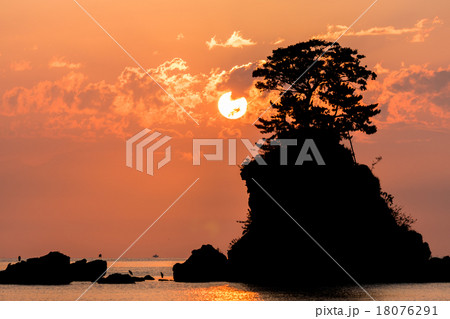 【富山県】雨晴海岸のご来光 18076291