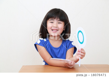 ○を掲げる女の子 18076471