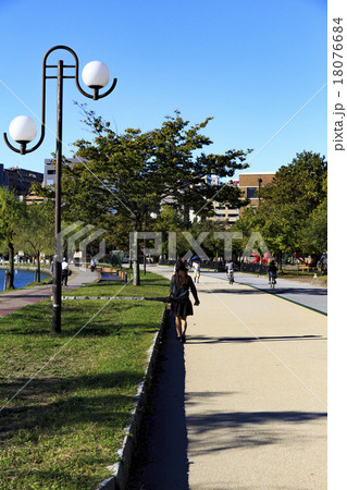 外景　大濠公園　秋のジョギングコース 18076684