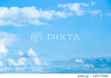 飛行機　積雲　雲片　青い空　一般的な空と雲　白い雲　秋の空　背景用素材　クラウド　青空　合成用背景 18077006