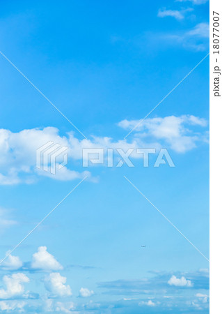飛行機　積雲　雲片　青い空　一般的な空と雲　白い雲　秋の空　背景用素材　クラウド　青空　合成用背景 18077007