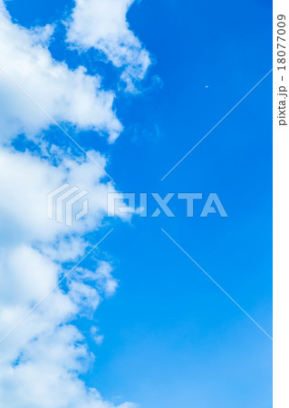 飛行機　積雲　雲片　青い空　一般的な空と雲　白い雲　秋の空　背景用素材　クラウド　青空　合成用背景 18077009