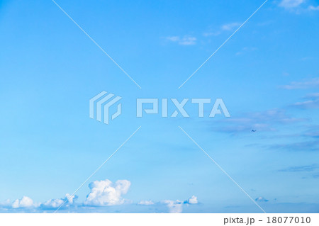 飛行機　積雲　雲片　青い空　一般的な空と雲　白い雲　秋の空　背景用素材　クラウド　青空　合成用背景 18077010
