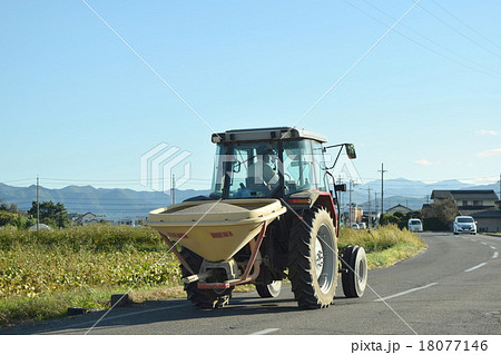 車道を走るトラクター 車道を走るトラクター 18077146