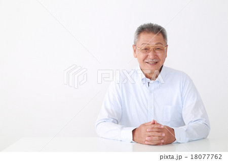 微笑むシニア男性 微笑むシニア男性 18077762