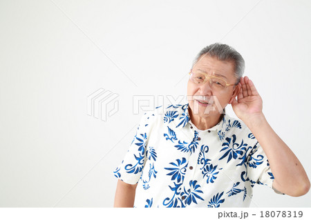 耳が遠いシニア男性 18078319