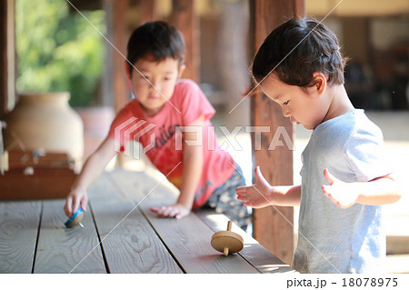 コマで遊ぶ子供の写真素材