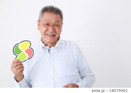 四つ葉マークを持つシニア男性 18079062