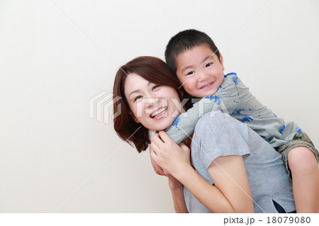 ママに甘える4才の男の子の写真素材