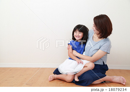 ママのお膝に抱っこされる女の子の写真素材