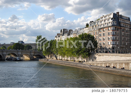 Seine embankment. 18079755