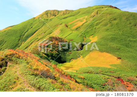 秋の上越国境・七ツ小屋山の稜線 18081370