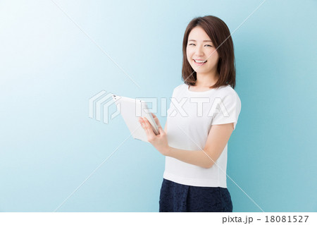 タブレットを見る女性 タブレットを見る女性 18081527