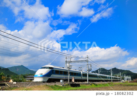 秋空と里山の風景を走る東武特急スペーシア号 18082302