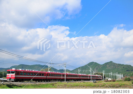 秋空と里山の風景を走る東武臨時快速電車 18082303