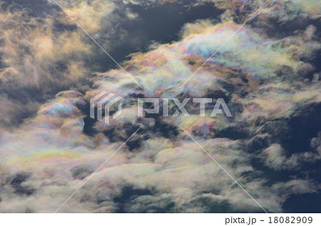 彩雲の襲来　自然の神秘 18082909