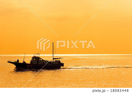 漁船のシルエットの写真素材