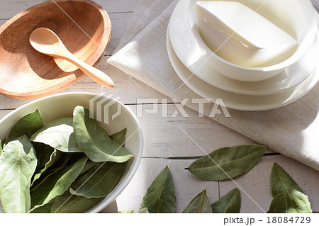 白い器とハーブ 18084729