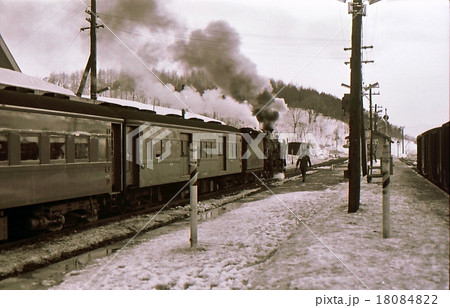 荷物列車を連結したD51蒸気機関車ニセコ駅発車　昭和45年 18084822