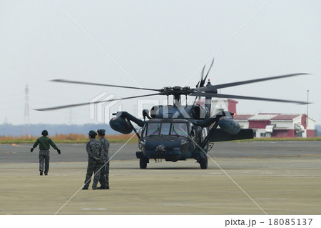 UH-60Jと航空自衛官 18085137