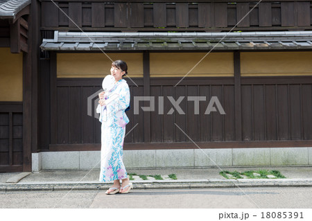 浴衣の若い女性（京都） 18085391