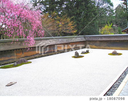 京都 龍安寺の石庭(世界文化遺産) 京都 龍安寺の石庭(世界文化遺産) 18087098