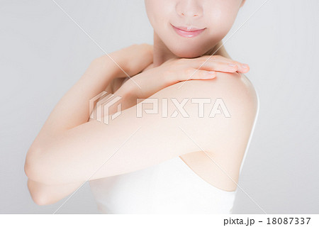 女性　肌 18087337