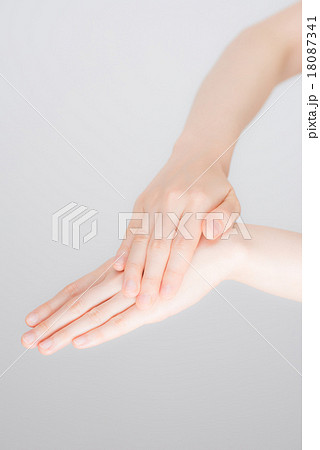 女性　手 18087341