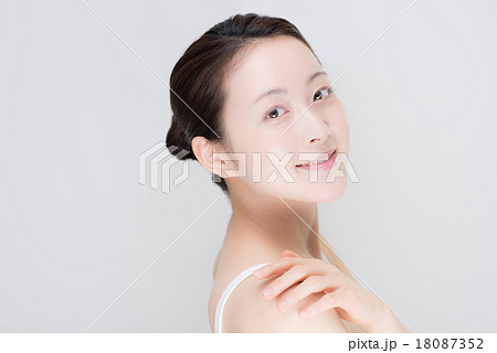 女性　肩 18087352