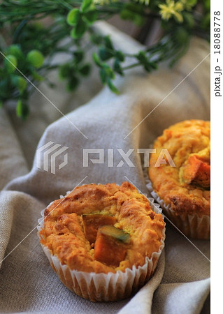 手作りのカボチャマフィンとリネンクロス 18088778