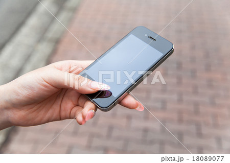 スマホを持つ女性の手 18089077