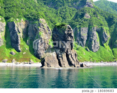 北海道・斜里町・知床半島　タコ岩（２）　知床クルーズ船 18089683