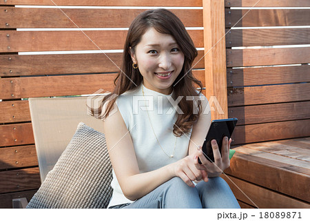 スマートフォンを操作する女性　 18089871