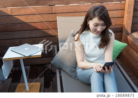 スマートフォンを操作する女性 スマートフォンを操作する女性 18089875