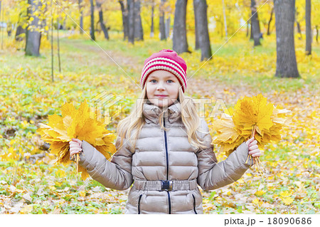 Playing girl with two bouquets from sheets 18090686