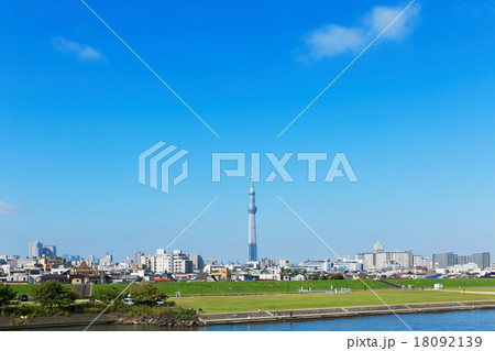 荒川に架かる平井大橋より青空が広がる東京スカイツリーを臨む 18092139