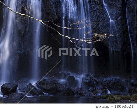 晩秋の達沢不動滝 18093621