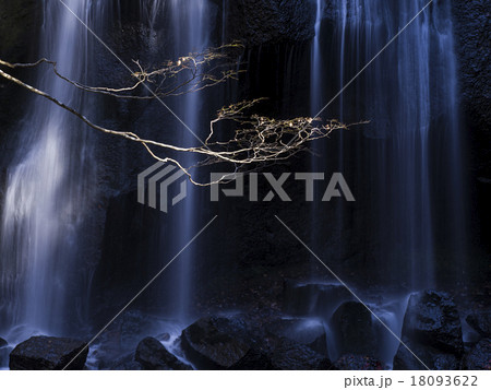 晩秋の達沢不動滝 18093622