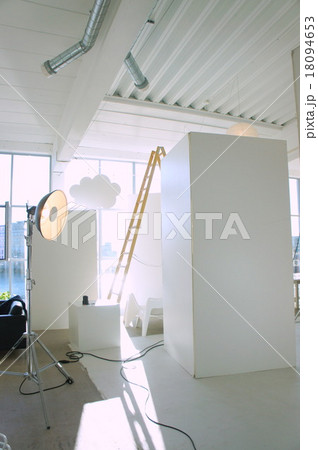明るい雰囲気のフォトスタジオ / Well lighted photo studio 明るい雰囲気のフォトスタジオ / Well lighted photo studio 18094653