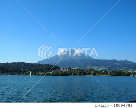 スイスの湖上 18094792