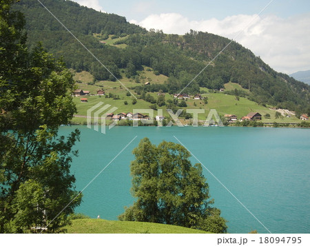 スイスの湖畔 18094795
