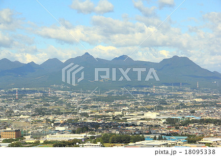 榛名山と前橋市風景（群馬県庁より） 18095338