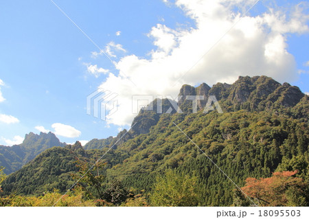 妙義山（右が白雲山、左奥が金洞山） 18095503
